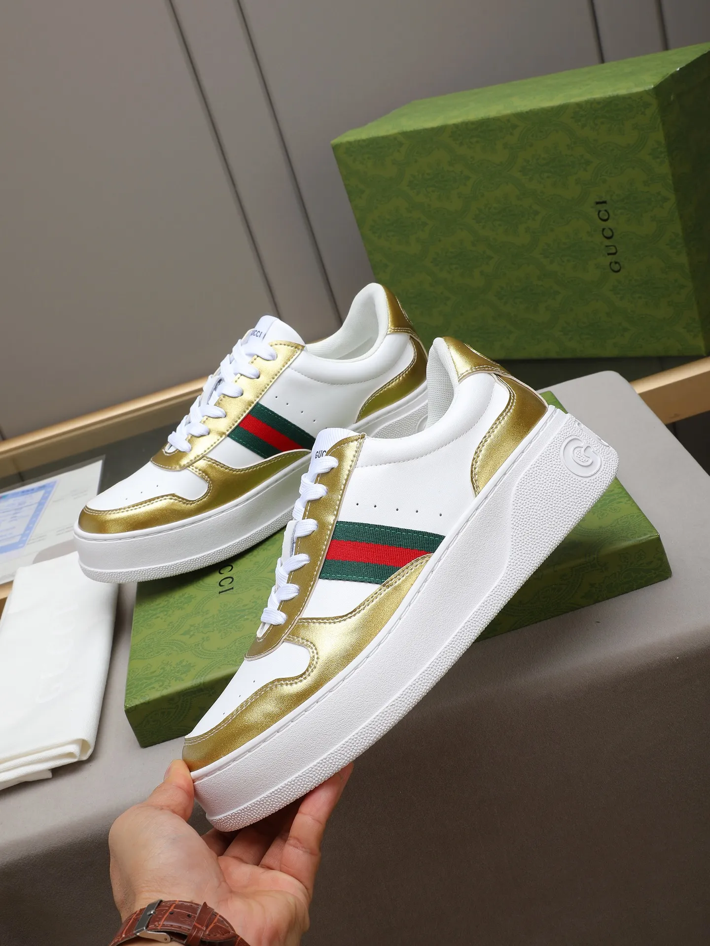 PP420 new men's shoes GUCCI fashion trend, made of first-layer calfskin➕breathable mesh lining! The foot feels super comfortable and the workmanship is impeccable. The original ultra-light outsole, size: 38-44 (45 customized), 5 colors to choose from!